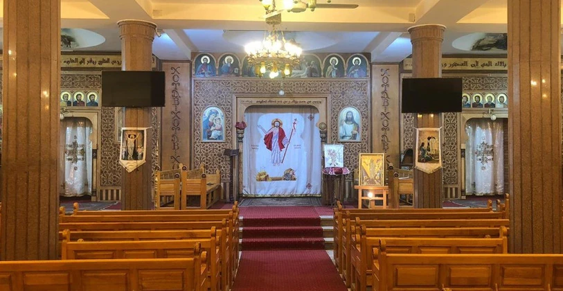 منظر داخلي للكنيسة السفلية وحامل الأيقونات